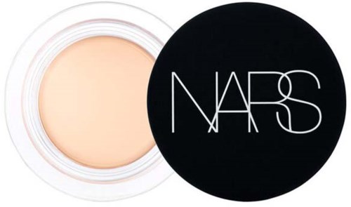 Ein Behälter mit hellfarbiger Kosmetik- oder Hautpflegecreme und schwarzem Deckel mit weißem NASA-Logo.