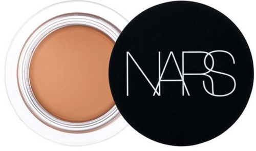 En burk med beige kräm med svart lock som visar NARS-loggan.