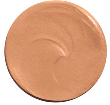 En rund makeup-produkt i beige nyans med slät, krämig konsistens.