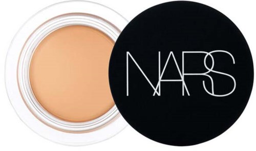 Ein NARS-Foundation oder Concealer in runder Dose mit schwarzem Deckel, auf dem die Marke steht.