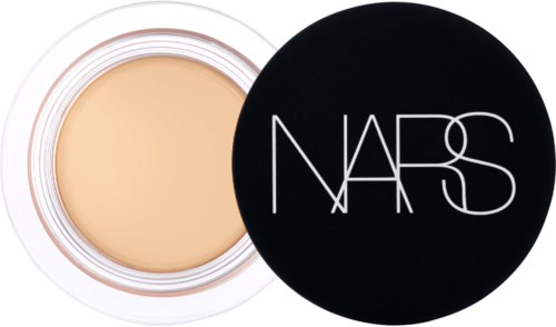 Kleines Make-up-Produkt mit beige Creme und schwarzer Deckel mit weißem NARS-Logo.