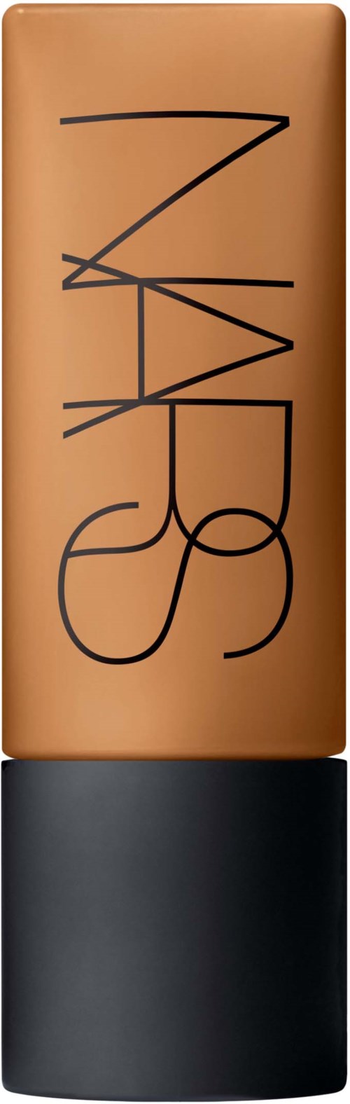 Een lippenstift met een bruine dop en een zwarte basis. De dop heeft zwarte tekst in een stijlvolle lettertype.