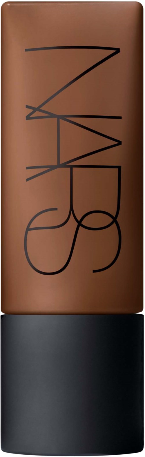 Een NARS-lippenstift met een bronskleurige keramieken behuizing en zwarte dop.