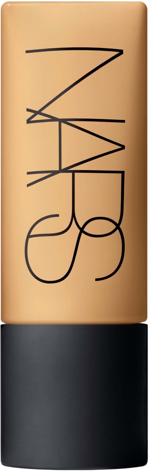 Een beige NARS make-upstick met zwarte logo en zwarte dop.
