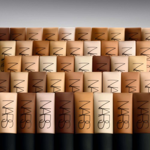 Gekleurde make-upstiften gerangschikt in een patroon, met NARS-merk op sommige onderkant.