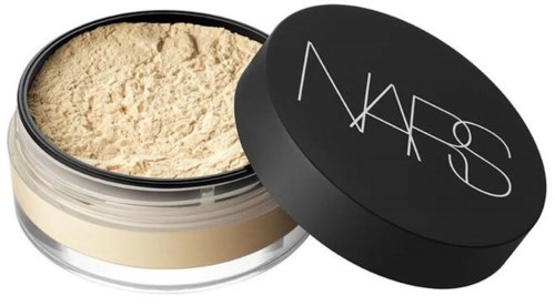 En burk med NARS-esssitts puder med svart lock som visar varumärkesloggan.