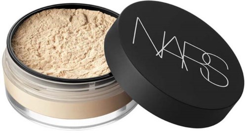 En kompakt behållare med NARS lösa setting puder med svart lock och klar botten.