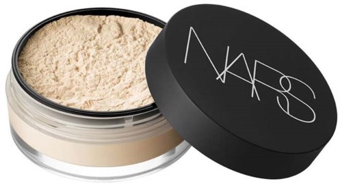 En burk med ljusfärgad pudermakeup med NARS-locket borttaget.