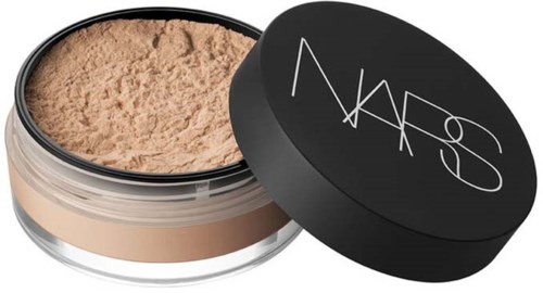 NARS løs pudder i beholder med svart lokk, åpen for å vise lyse beige pudder inni.