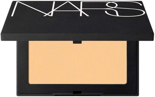 En kompakt NARS makeuppuder i ett svart fodral med vitt logotyp på toppen, visar ett beige pulver inuti.