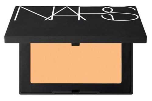 En svart sminkkitt med en beige puder inuti och märket NARS på locket.