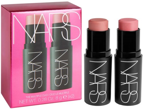 Två NARS läppbalsam i svarta tuber med vit logga och rosa lock, bredvid en rosa förpackning med produktbilder.