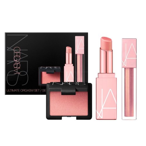 Ett sminkset med rosa läppstift, rouge och gloss i släta design. Förpackningarna har en minimalistisk, modern stil.