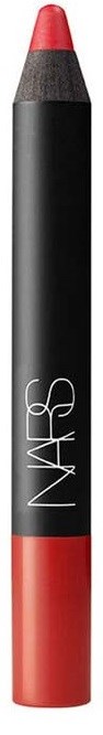 En NARS läpppenna med svart kropp och rött lock, avsedd för makeup.