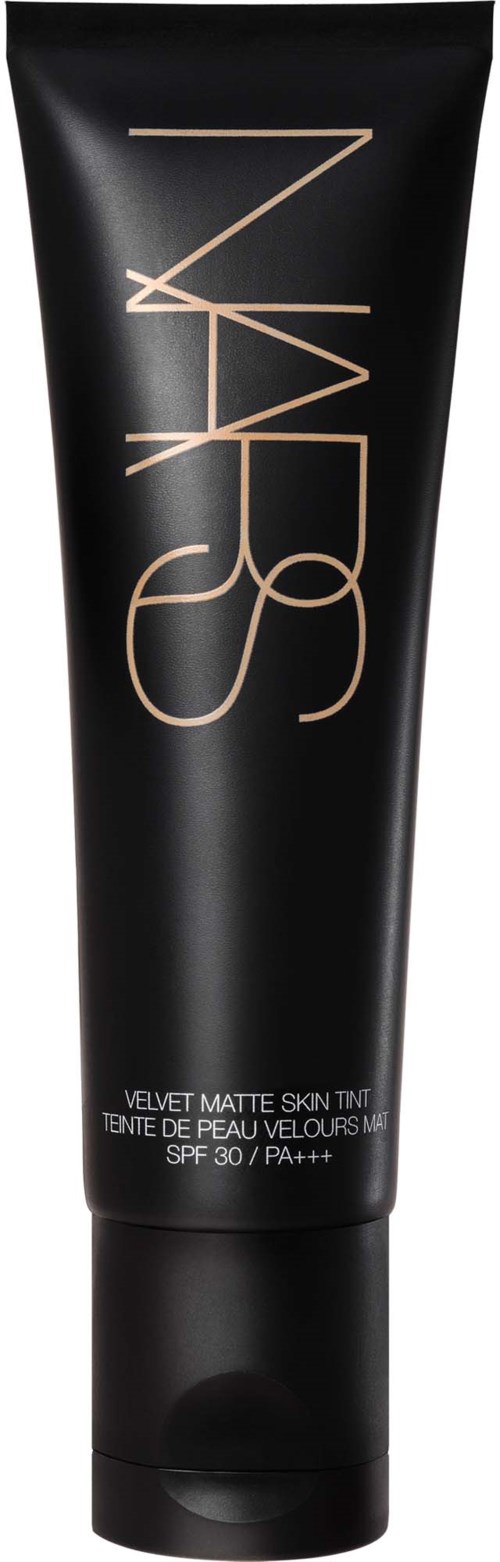 En svart tub märkta NARS Velvet Matte Skin Tint med SPF 30 i stora guldbokstäver.