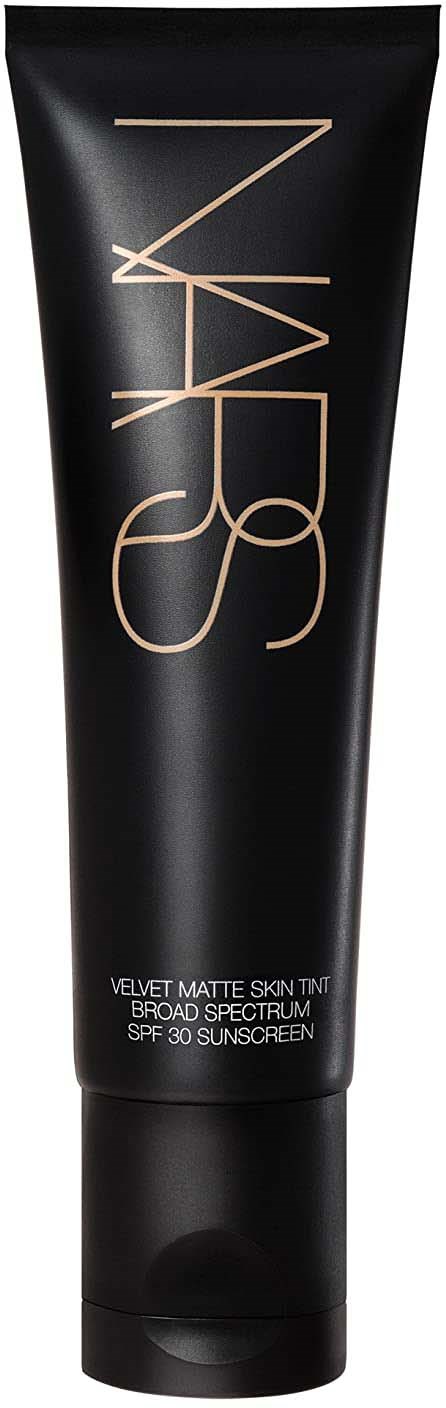 En svart tub med guld NARS-logga och vitt text för matt hudtint och solskydd med SPF 30.