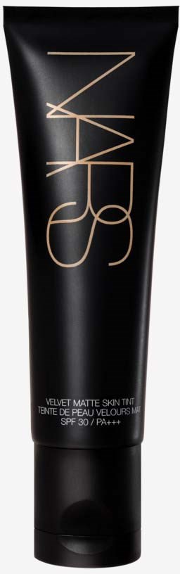 En svart tub NARS Velvet Matte Skin Tint med SPF 30. Märket står i stora guldbokstäver.