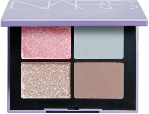 En sminkpalett med fyra puderfärger: rosa, ljusblå, glitter champagne och beige.
