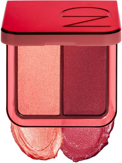 En rosa makeup-compact med två nyanser av rouge, en ljus och en mörk, med färg som dragits under.