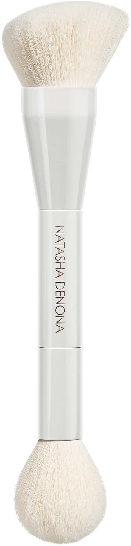 En vit dubbelsidig makeupborste med mjuka borstar och märket Natasha Denona på handtaget.