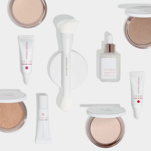 En samling av hudvårds- och makeup-produkter med borstar, krämer och puder i vitt och beige förpackning.
