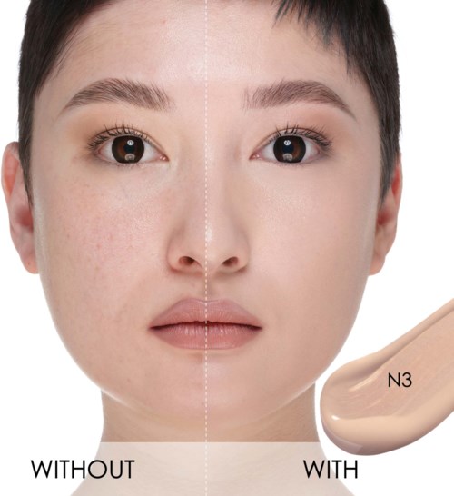 En kvinnas ansikte som visar före och efter smink eller hudvård, med en makeupprodukt märkt N3. Klart hud på höger sida, ojämn hud på vänster sida.
