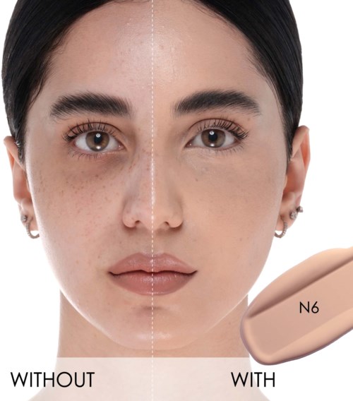 Bilden visar en jämförelse av en kvinnas ansikte, ena sidan med klar hud och den andra med prickar, märkt utan och med makeup.