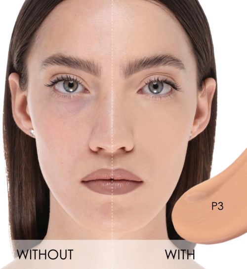 En uppdelad bild visar huden före och efter smink, med en makeup-svamp som applicerar på ena sidan.