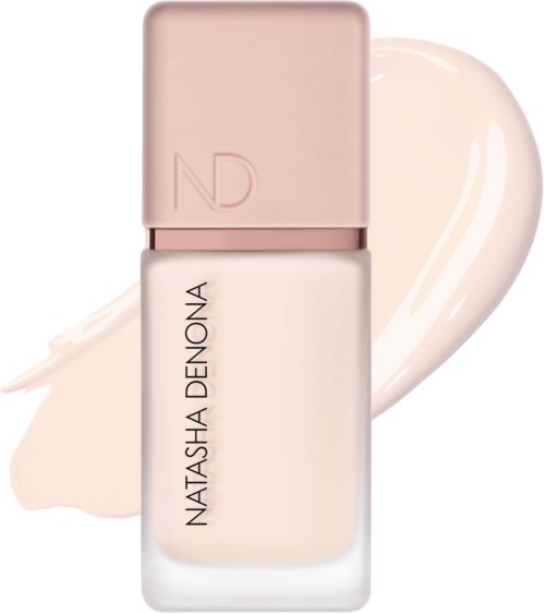 En flaska av Natasha Denona makeup foundation med ett stryk av produkten bakom den.