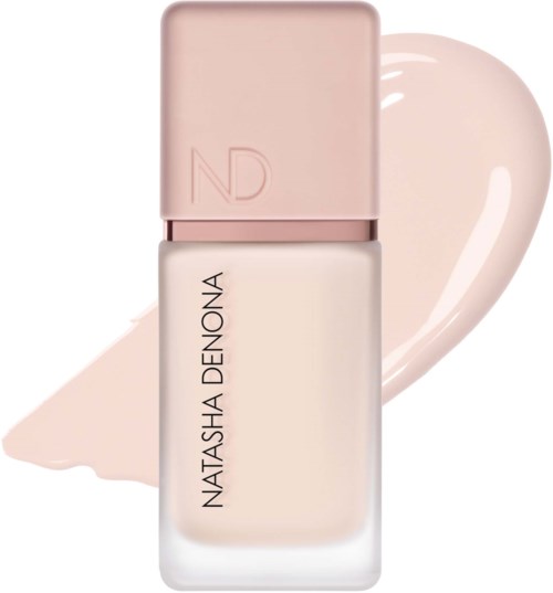 En flaska av Natasha Denona flytande grundfärg med ett rosa lock och en färgpropp bakom.