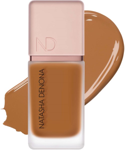 En foundationflaska med rosa lock, brunt flytande, namn Natasha Denona, och bakgrundsmakeup.