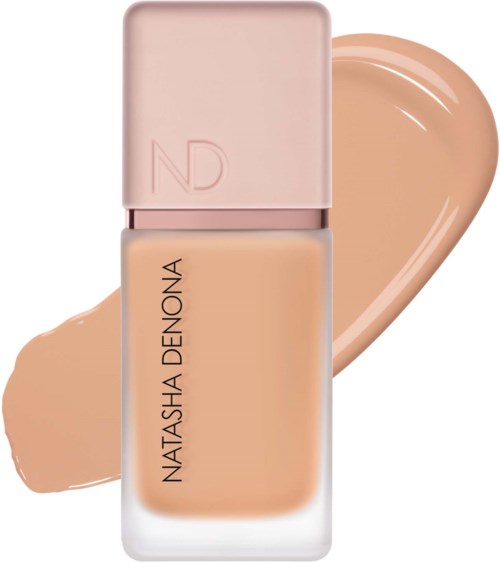 NATASHA DENONA foundationflaska med en beige swatch i bakgrunden. Flaskan har en ljusrosa lock och enkel text.