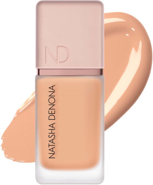 En flaska av Natasha Denona foundation med en beige färg bredvid.