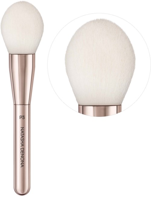 En makeuppensel med roséguldshandtag och mjuka vita borst, sett från två vinklar.