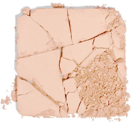 Krossad puder av en ljusrosa sminkprodukt, som blush eller ansiktspuder, med några krossade bitar.