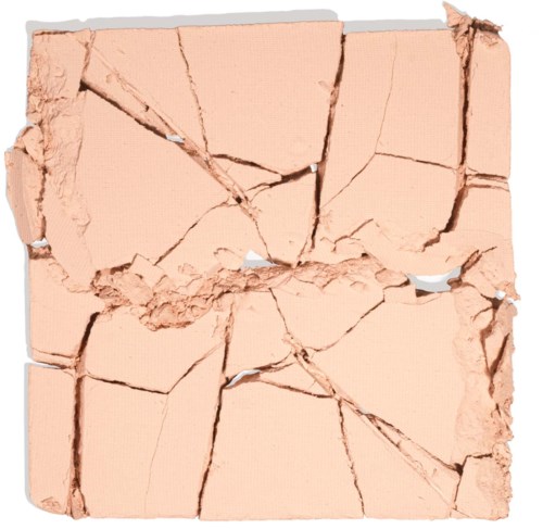 Sprucken ljusrosa makeup- eller ansiktspuder med många bitar och brutna kanter.