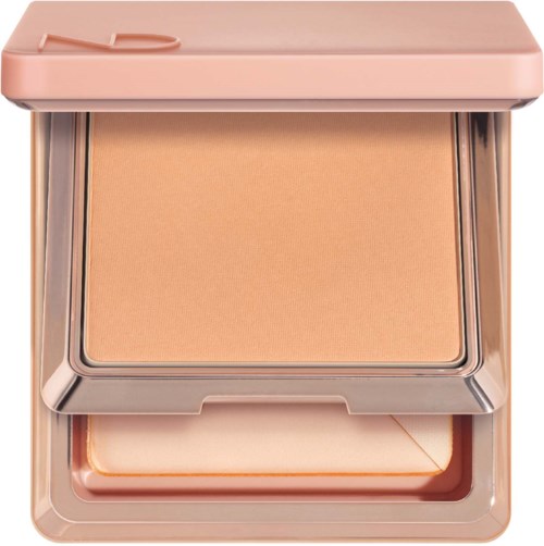 En kompakt makeup-rouge med rosa plast och fönster som visar beige puder inuti.