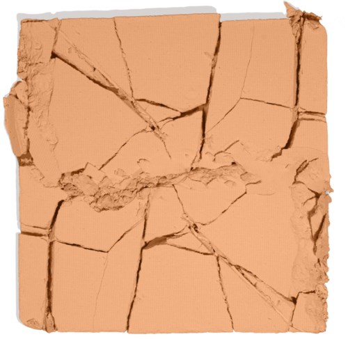 Sprucken beige yta som liknar torr lera eller lera med många sprickor.