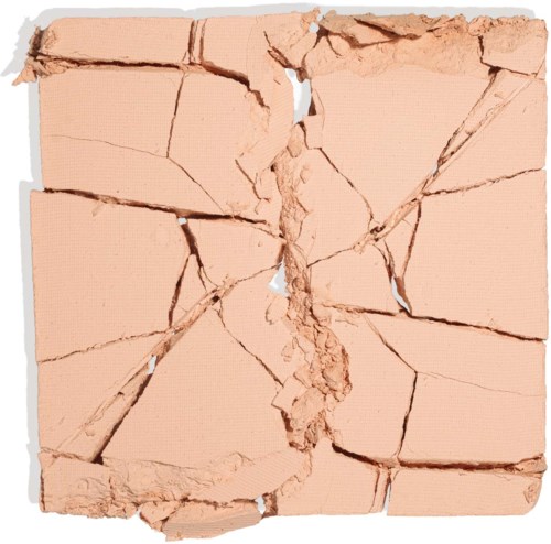 Sprucken, trasig orange makeup- eller ansiktspuderkompakt med synliga sprickor och skador.