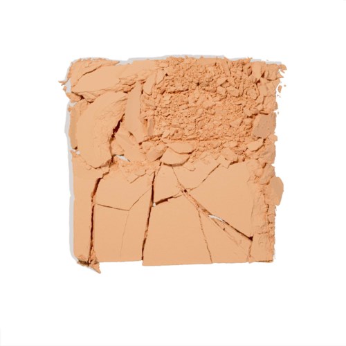 Ett trasigt puderlock som innehåller lätt beige puder.