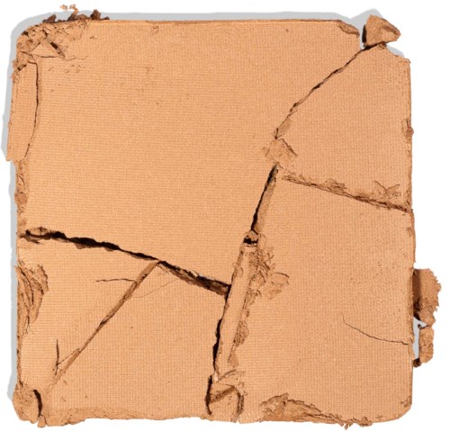 Bildet visar trasiga, spruckna delar av kartong eller papper med ojämna kanter och sprickor.