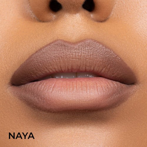Nahaufnahme von Lippen mit nude Lippenstift und natürlichem Hautton. Naya-Logo sichtbar in der Ecke.