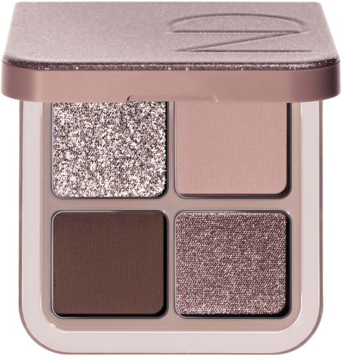 En kompakt ögonskuggspalett med fyra nyanser: silverglitter, beige, mörkbrun och skimrande brons.