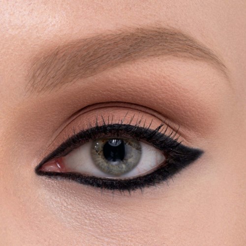 Närbild av ett persons öga med makeup och winged eyeliner.