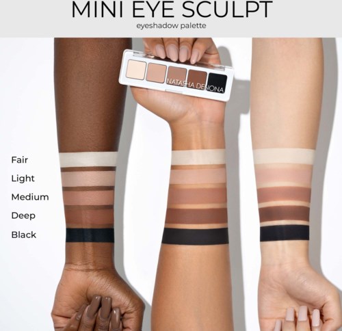 En ögonskuggspalett kallad Mini Eye Sculpt visar olika nyanser på tre armar med olika hudtoner.