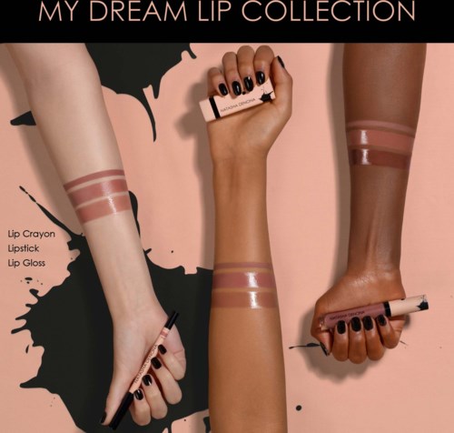 Tre armer viser ulike nyanser og typer av leppeprodukter fra kolleksjonen, med leppestift, lip gloss og lip crayon, på rosa bakgrunn.