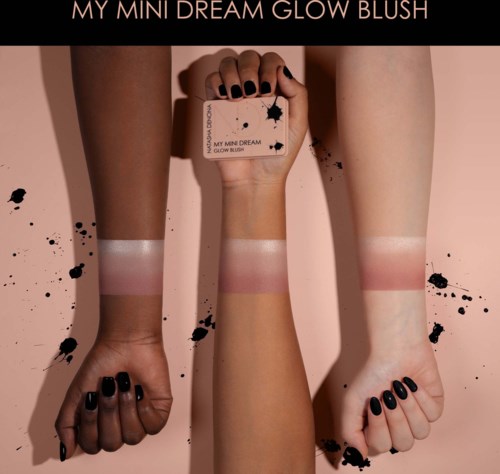 Tre armer med glow blush-samlinger og en blushboks i midten på en rosa bakgrunn.