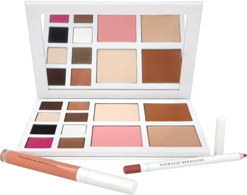 En vit sminkpalett med olika nyanser av rouge, bronzer och ögonskugga, tillsammans med två applikatorborstar.