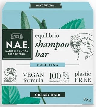 Grønn og blå boks med en kvinne som vasker håret, merket for vegansk, økologisk og plastfri sjampo for fett hår.