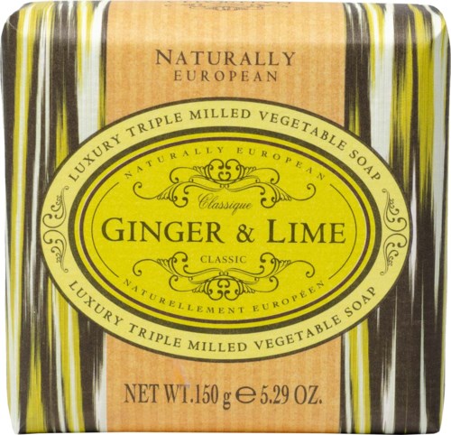 En tvålpåse med gul etikett, svarta ränder och text om ingefära och lime. Det är europeiskt och väger 150g.